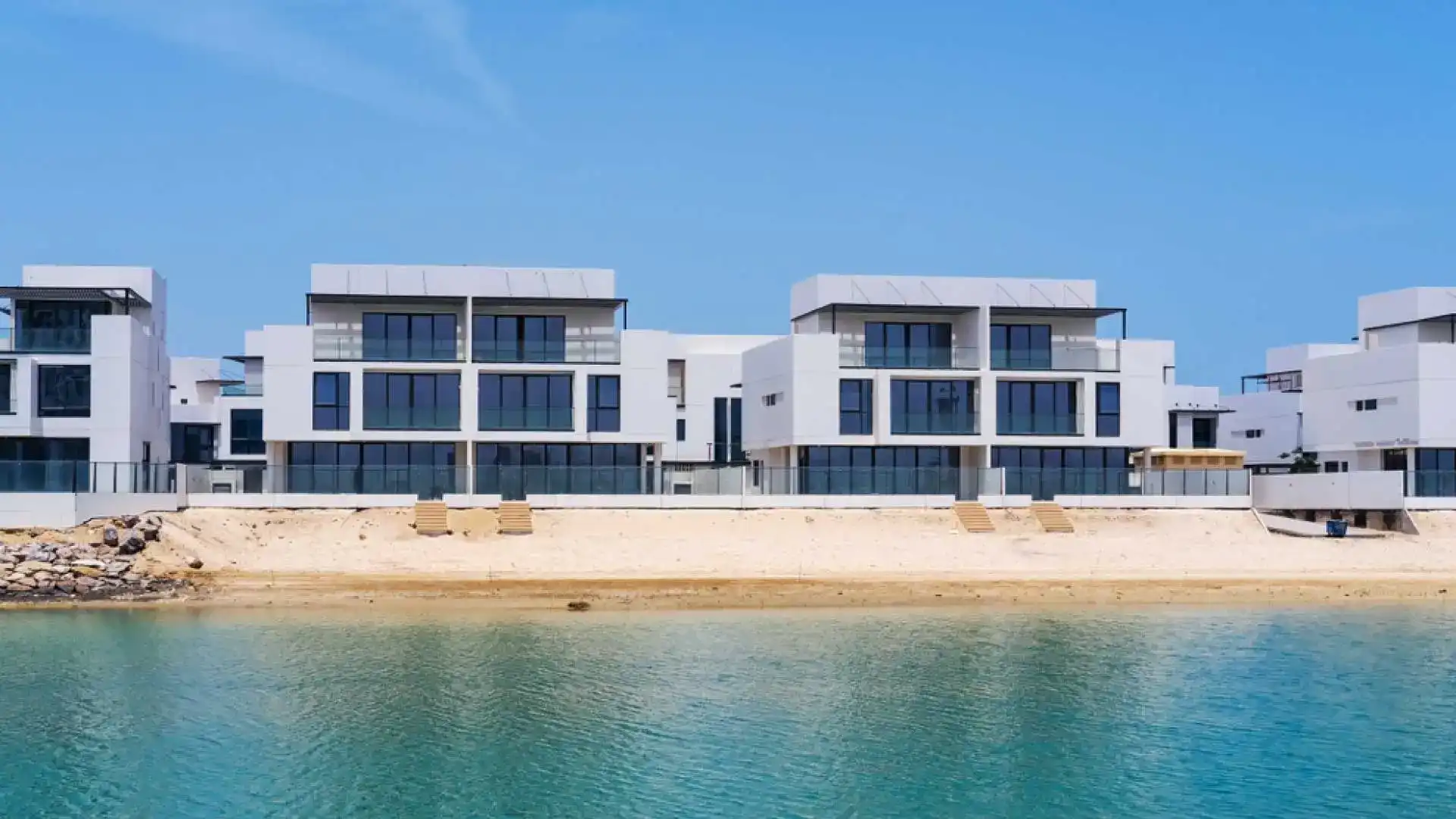 Beachfront Villas in Dubai: Where Luxury Living Meets Smart Investment